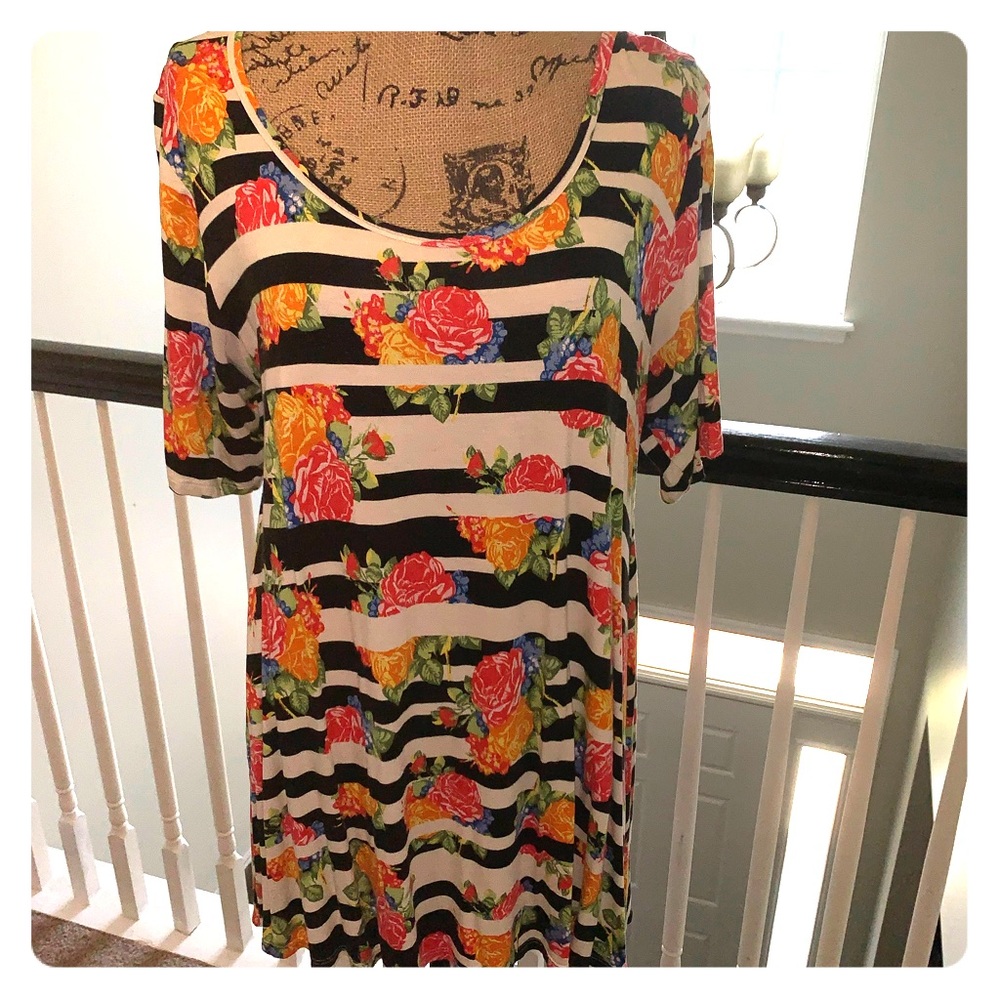 Perfect T in "THE JULIA" print! Rare! Sz Large